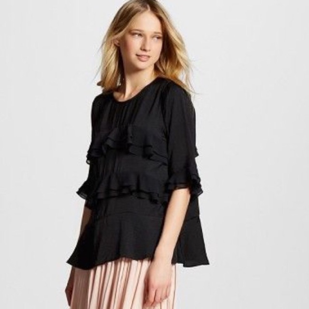 WHO WHAT WEAR Black Keyhole Back Tier Ruffle Top